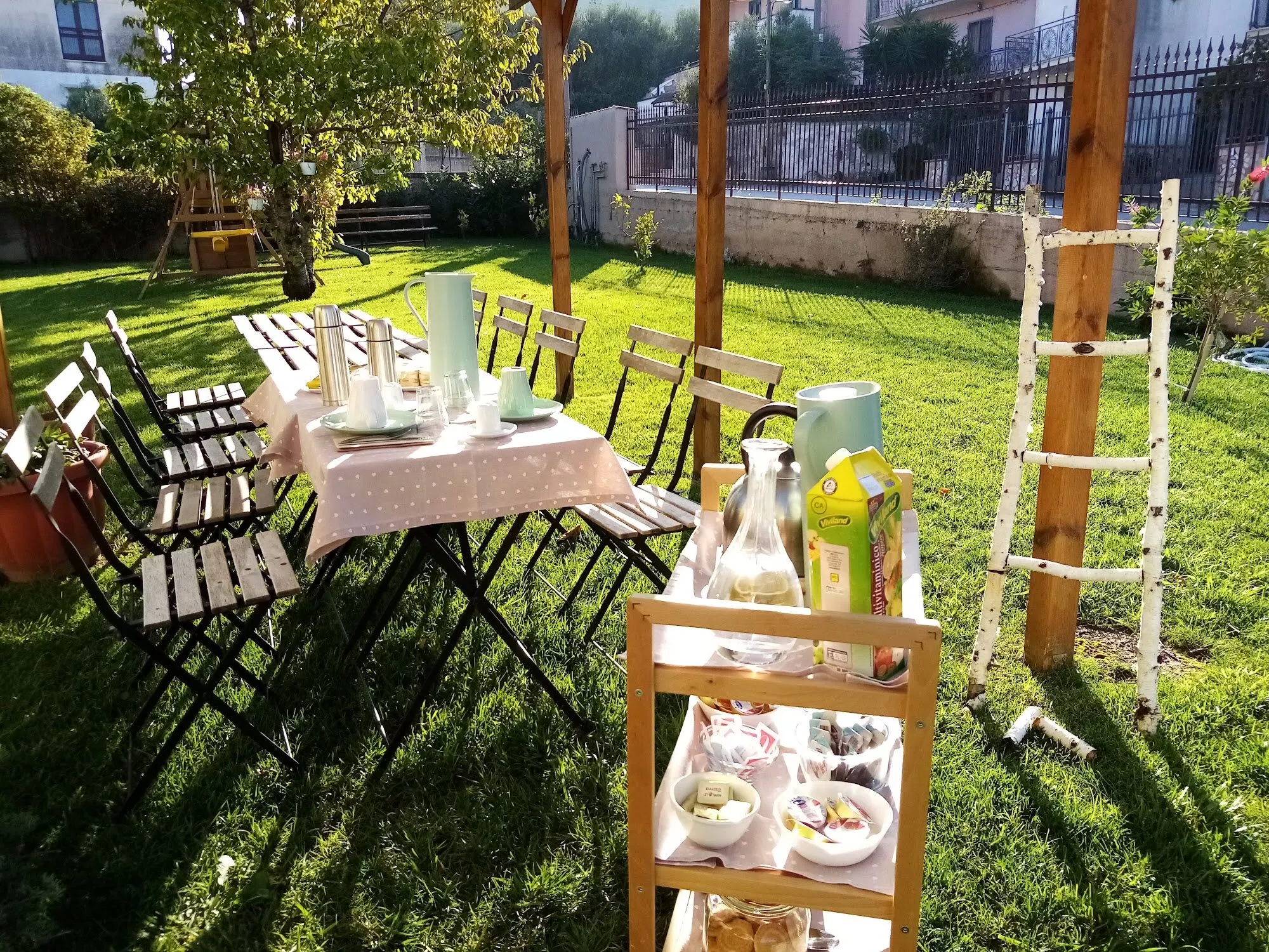 La colazione apparecchiata in giardino