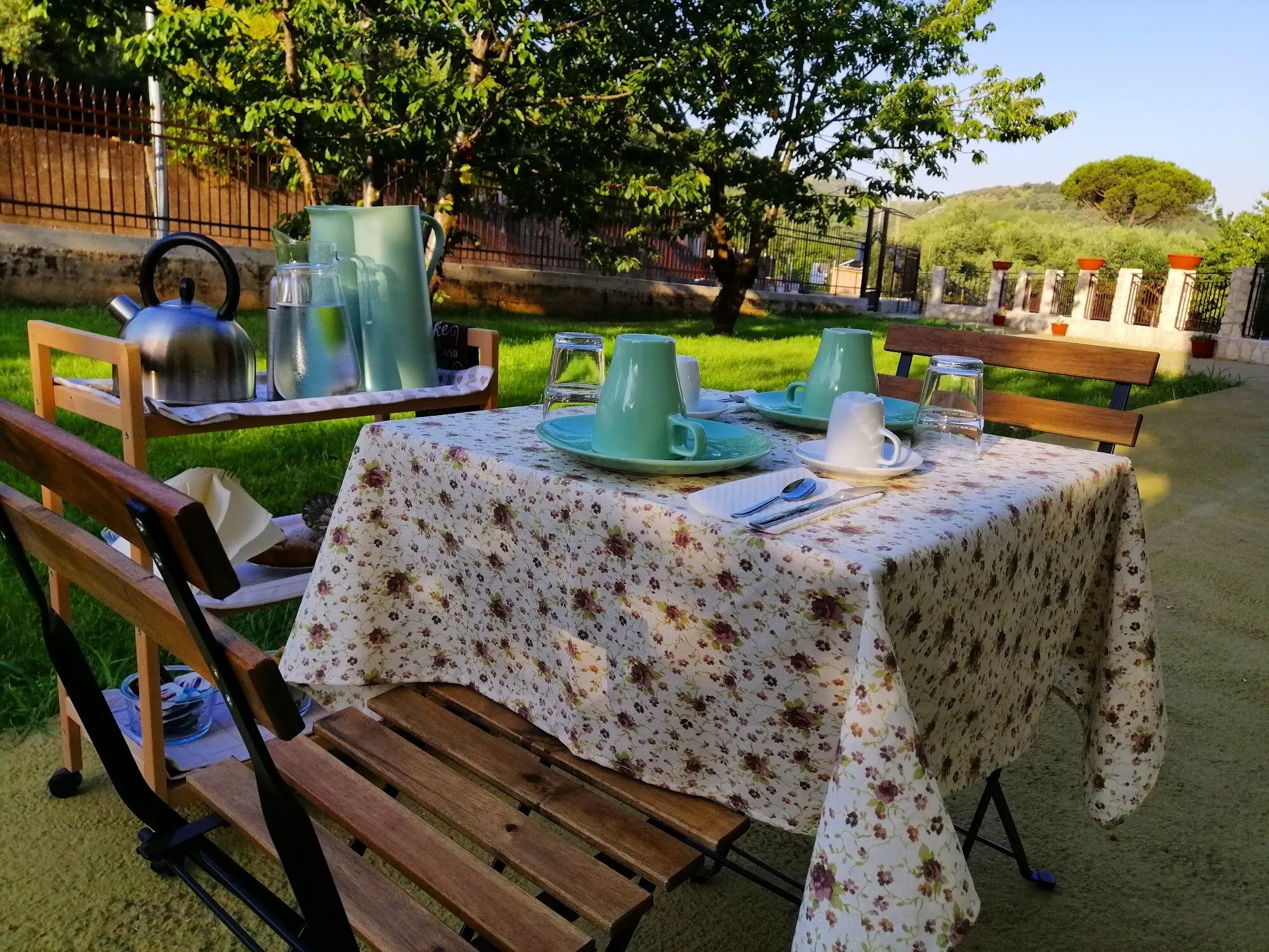 Un tavolo per la colazione all'aperto