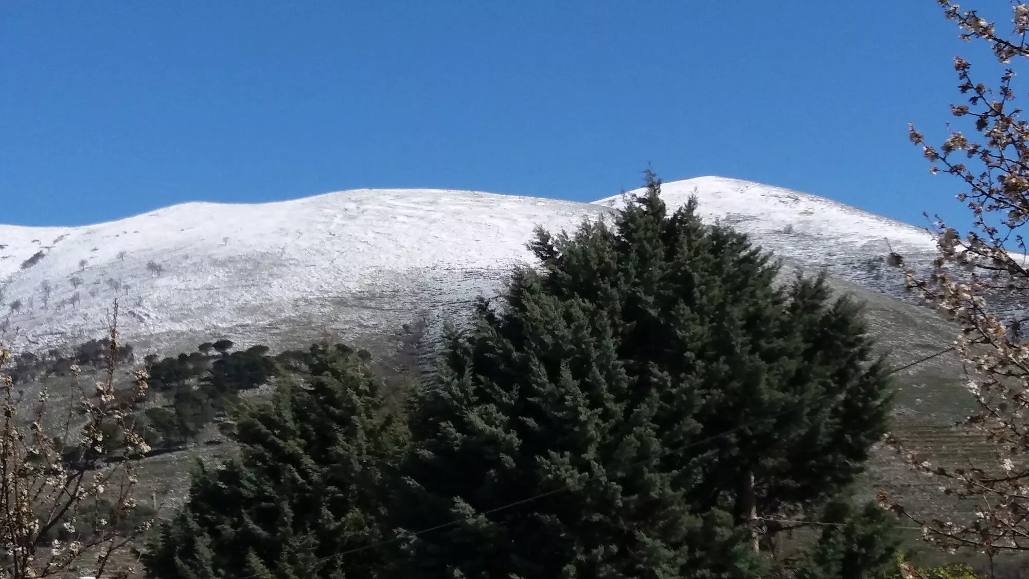 Le montagne innevate viste dalla Dimora