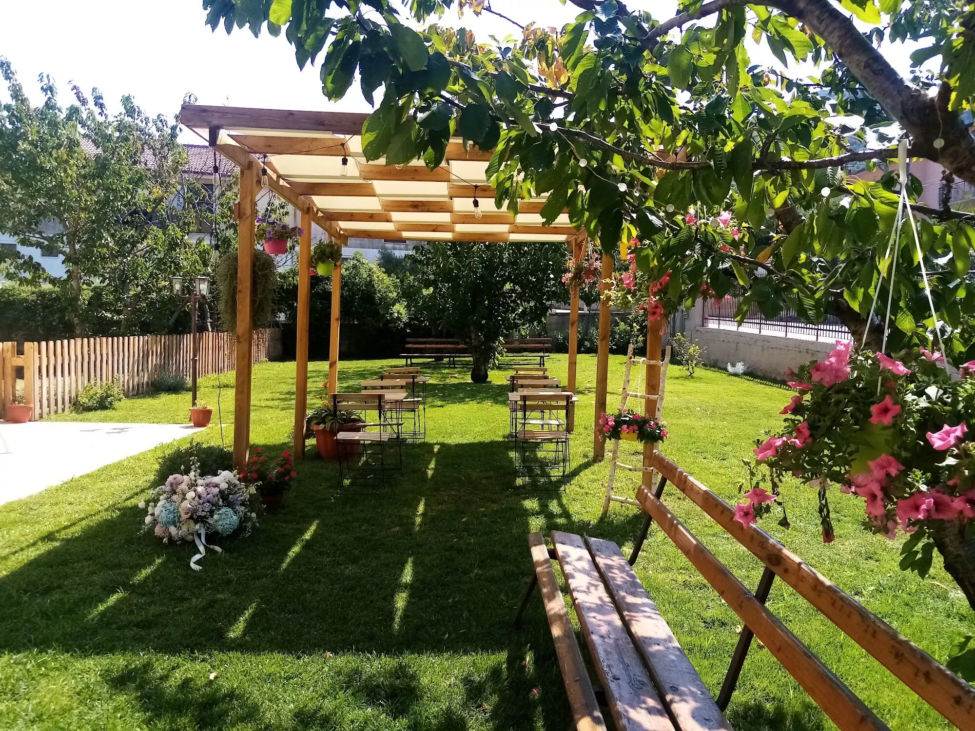 Il giardino con la pergola in legno