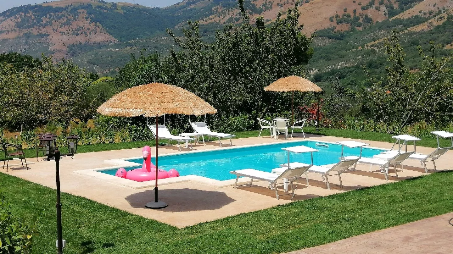 La piscina con gli ombrelloni di paglia