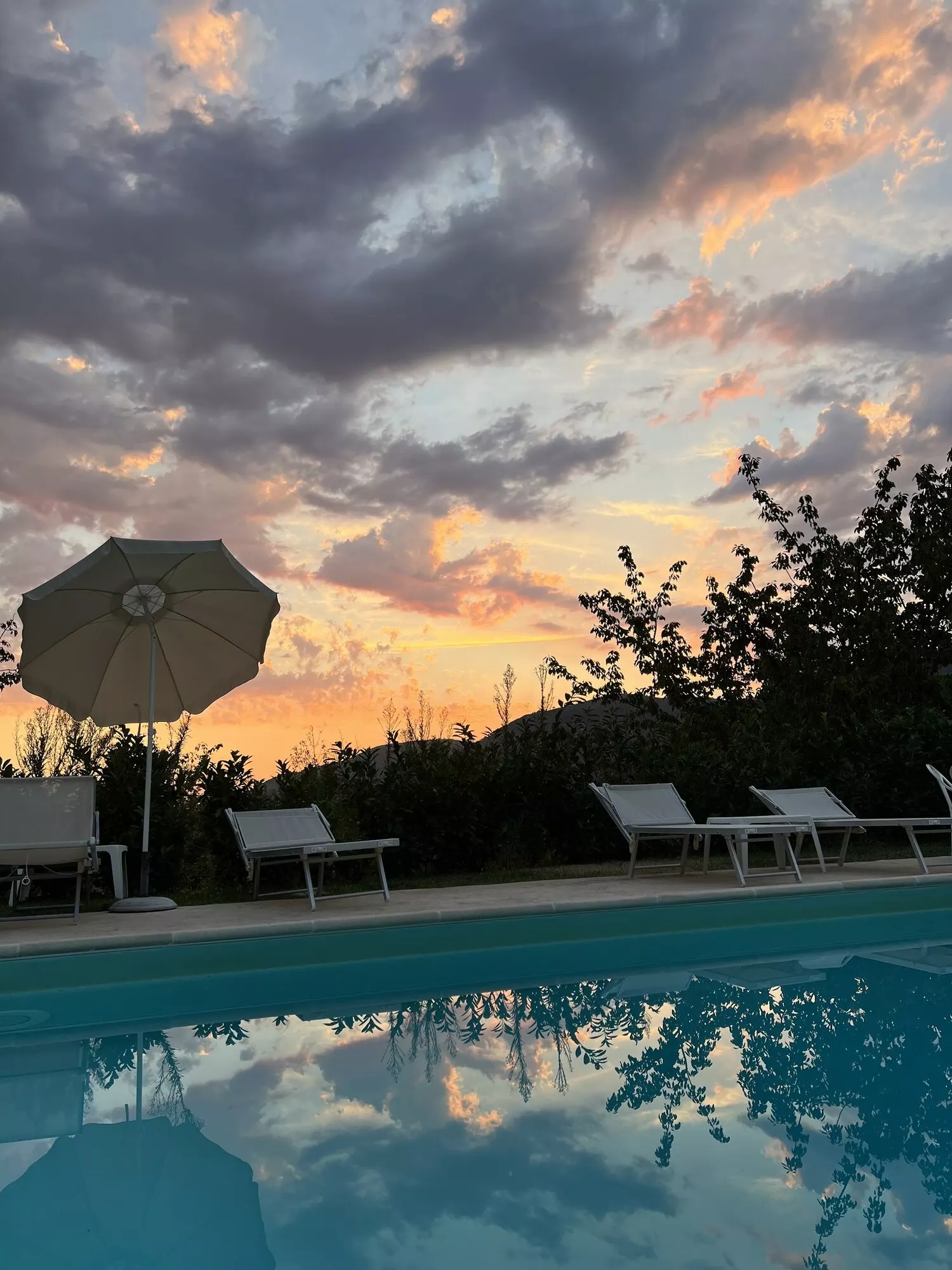 Il cielo del tramonto riflesso nella piscina
