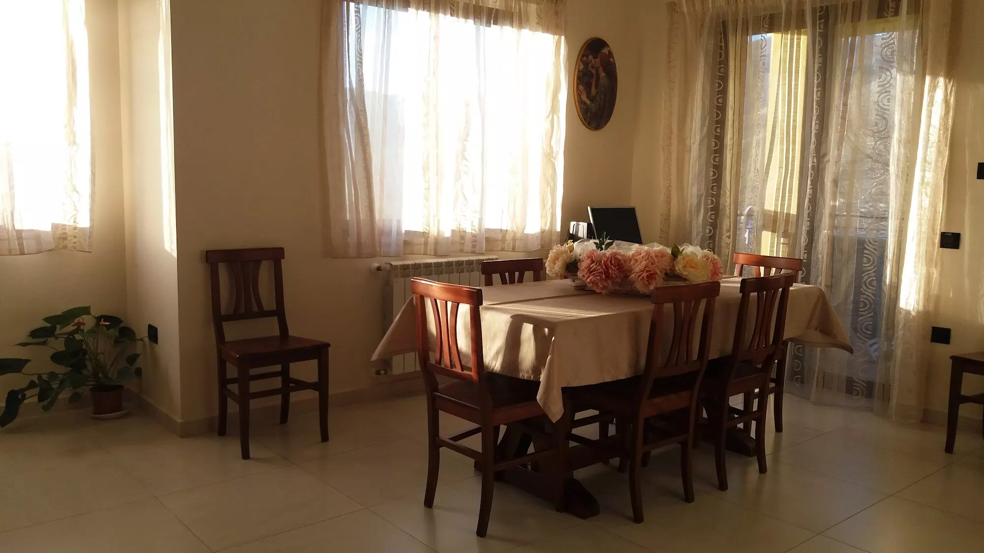 La sala da pranzo luminosa
