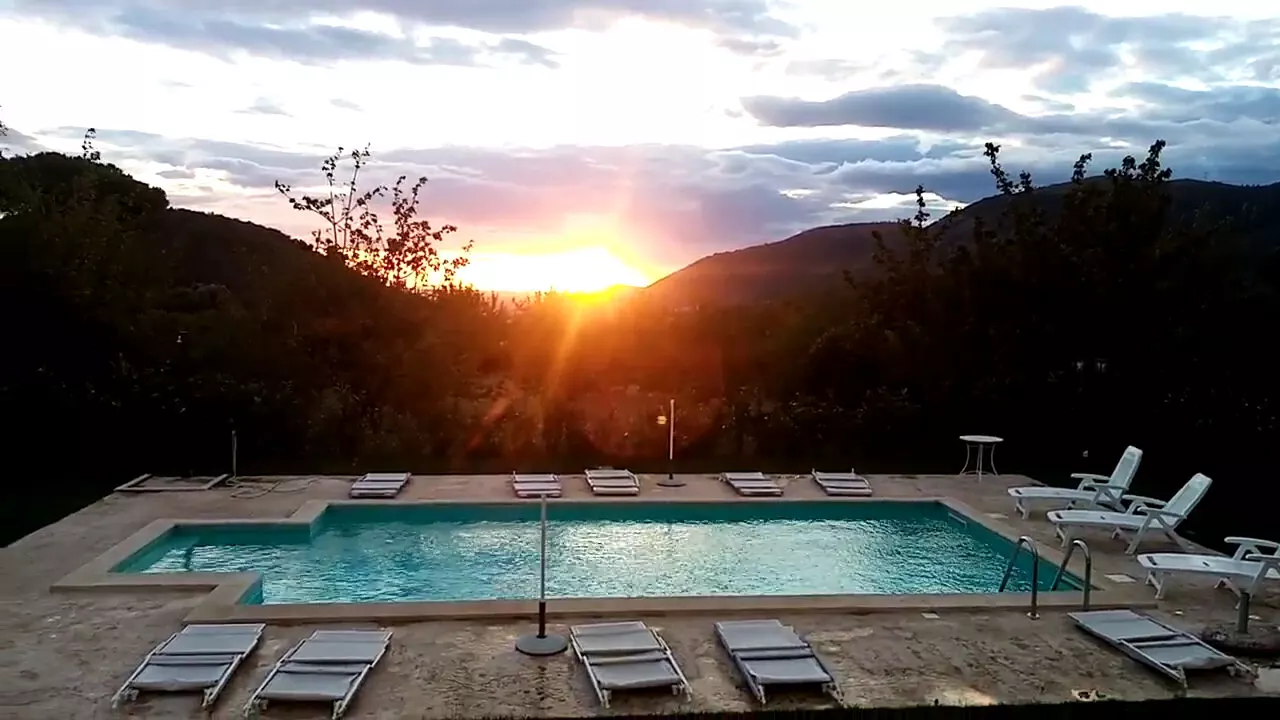 Il tramonto sulla piscina